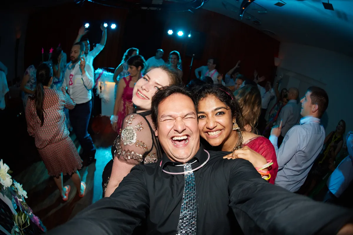 Een gast maakt een selfie met zijn vrienden