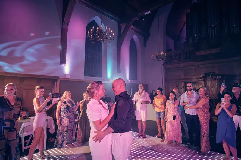 Elles en Bram dansen, de gasten klappen