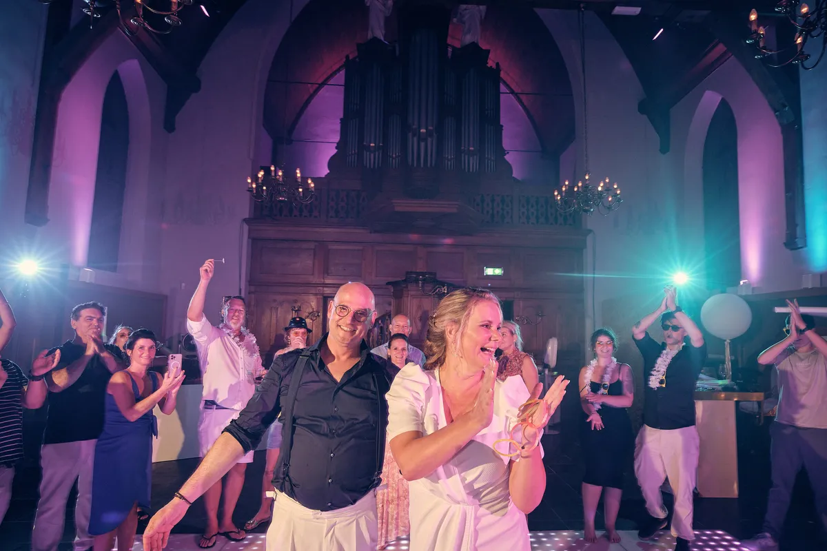 Bram tilt Elles op op de dansvloer