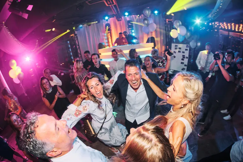 De gasten dansen rond Liad en Wilfried tussen de confetti