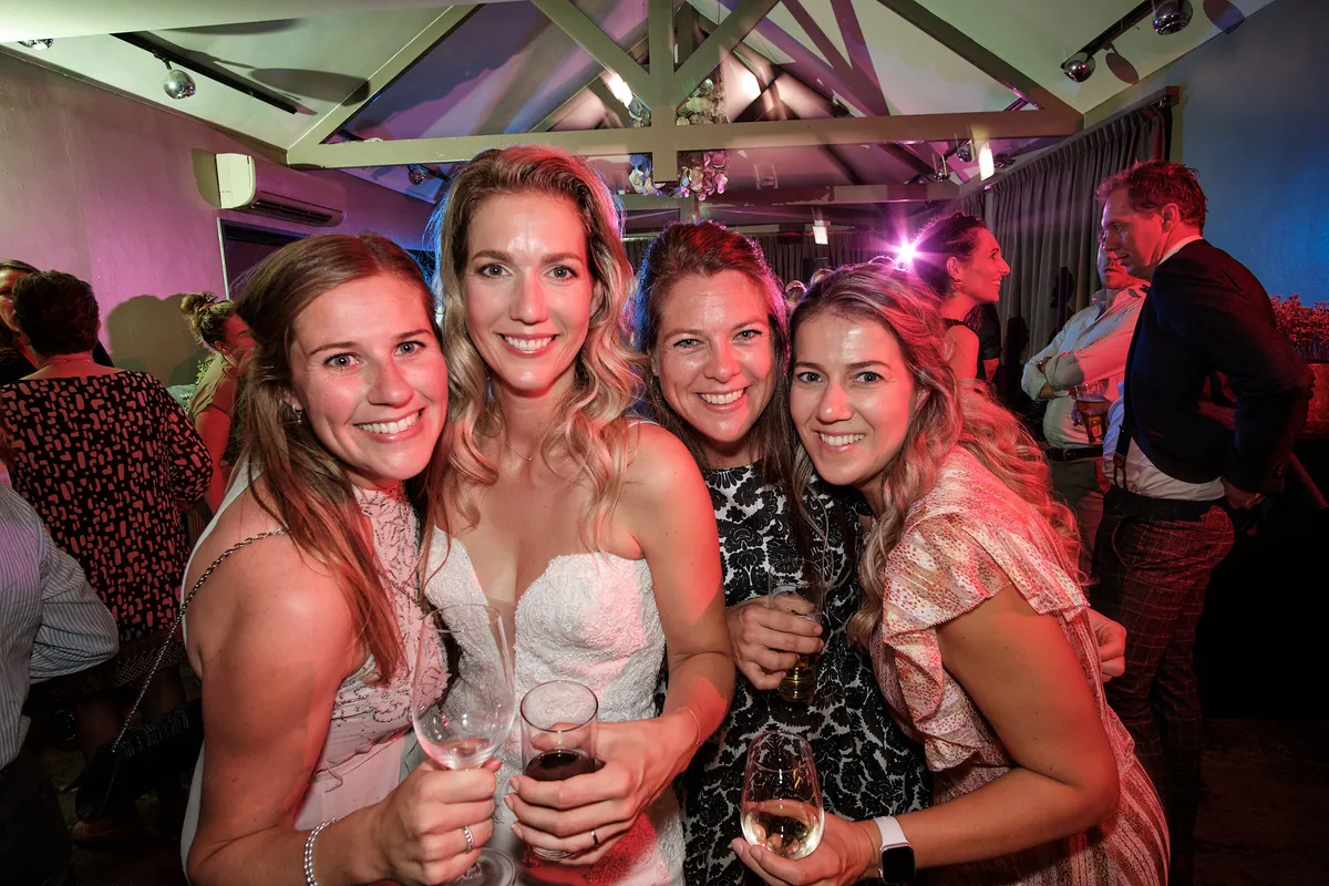 Lucinda met haar vriendinnen