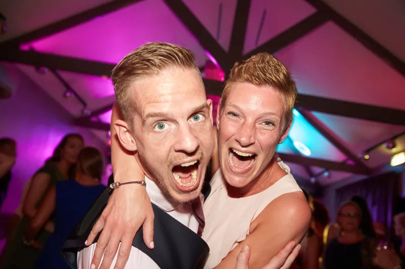 Lachende gasten op de dansvloer