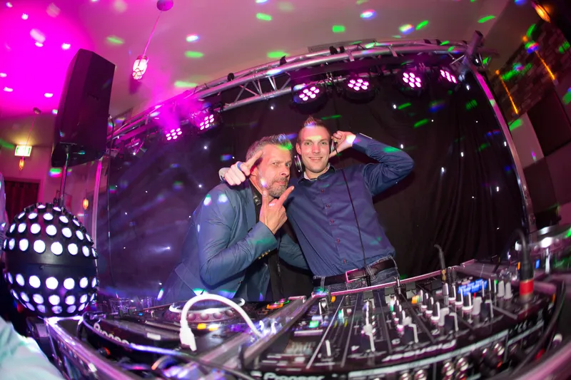 De dj achter de draaitafels, door een fisheye-lens