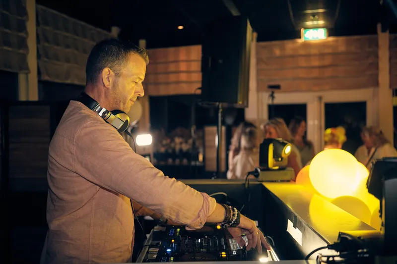 De dj achter de draaitafels