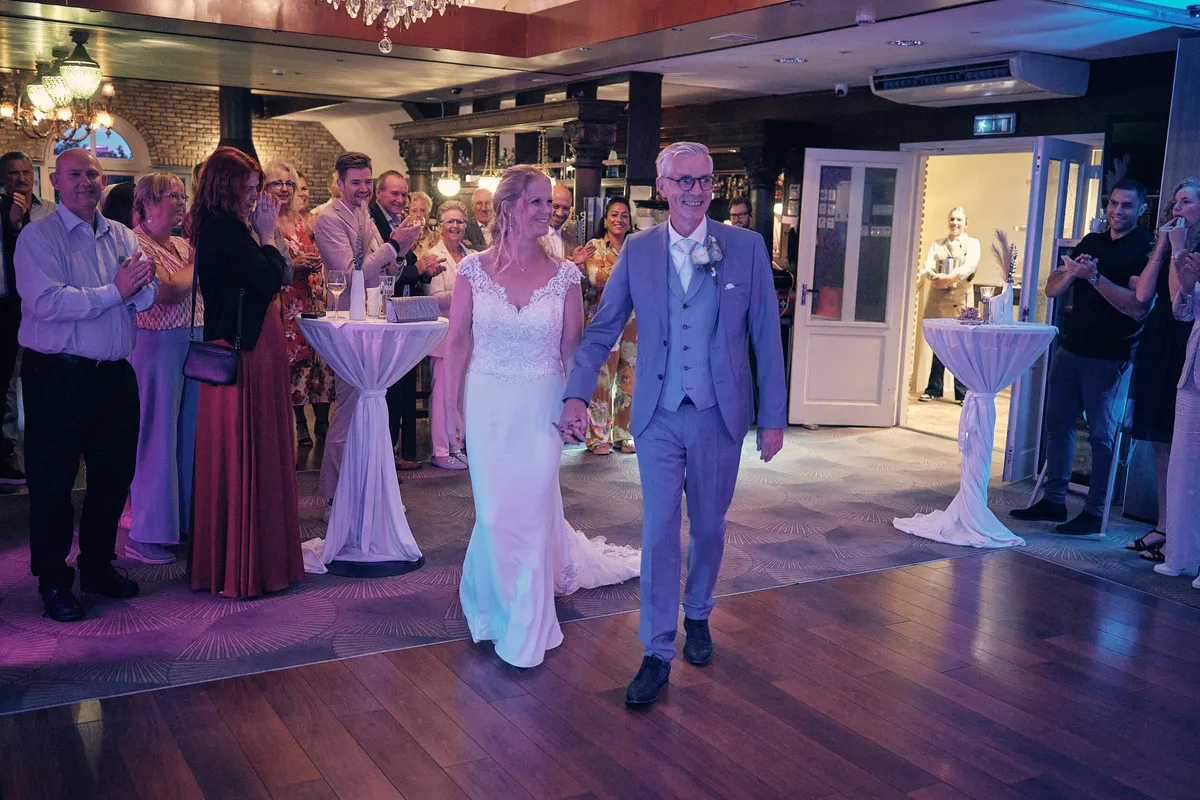 Ingeborg en Herre komen binnen voor de openingsdans