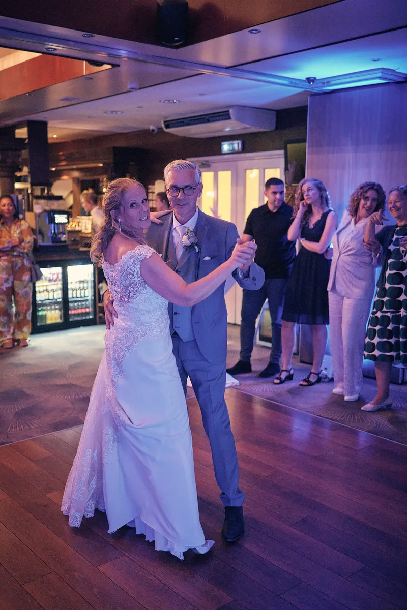 Ingeborg en Herre dansen de openingsdans
