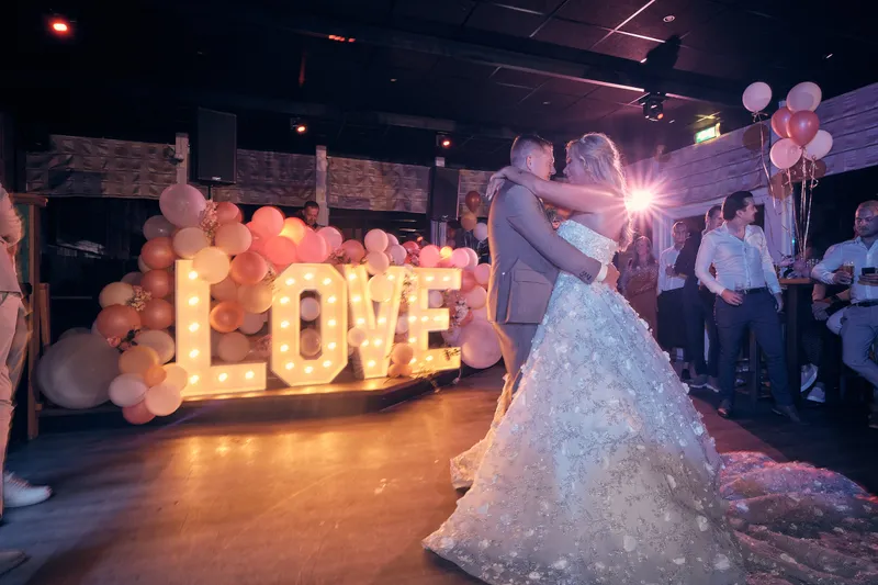 Jordy en Jacky dansen voor de lichtletters LOVE