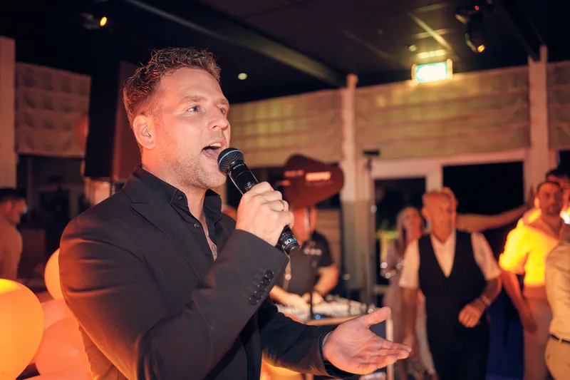 Een zanger zingt tussen de gasten