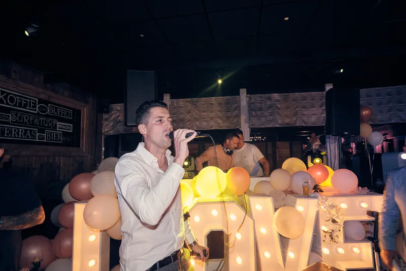 Een zanger op het podium voor de LOVE-letters