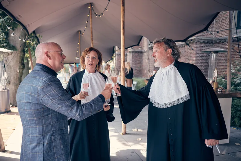 De twee trouwambtenaren met Bram onder de tent