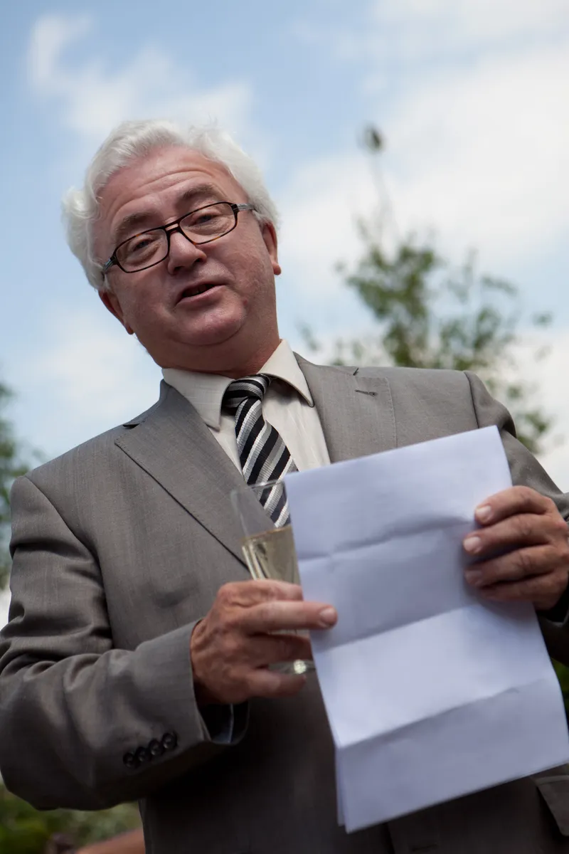 De vader van Arno leest zijn speech voor