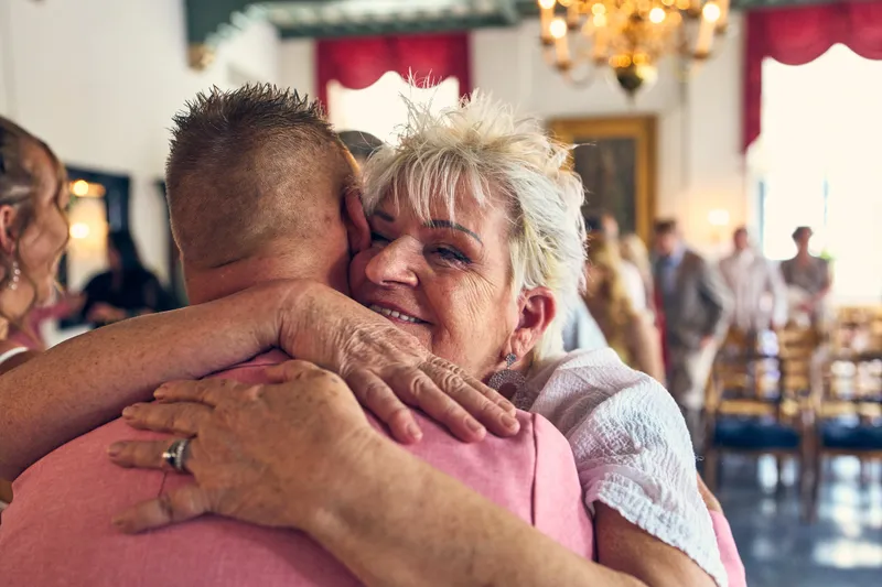 Diliana omhelst een gast bij de felicitaties
