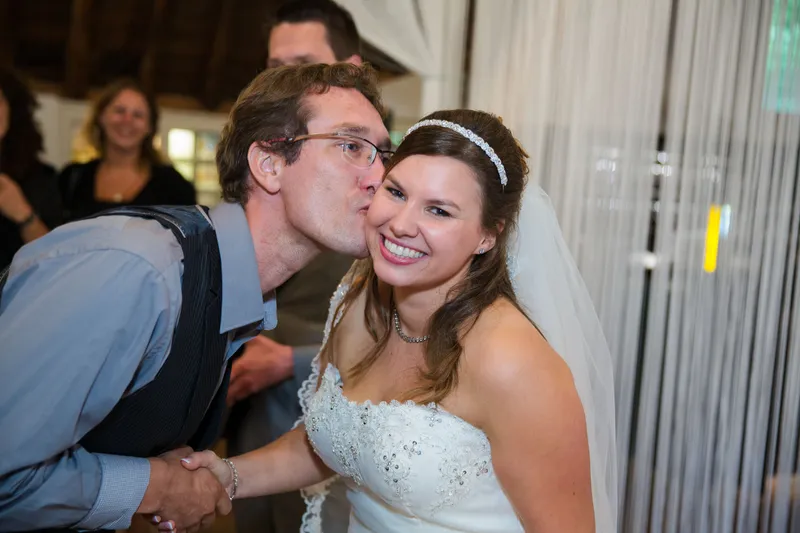 Annika wordt omhelsd door een gast
