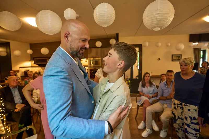 Jan omhelst zijn zoon na de ceremonie