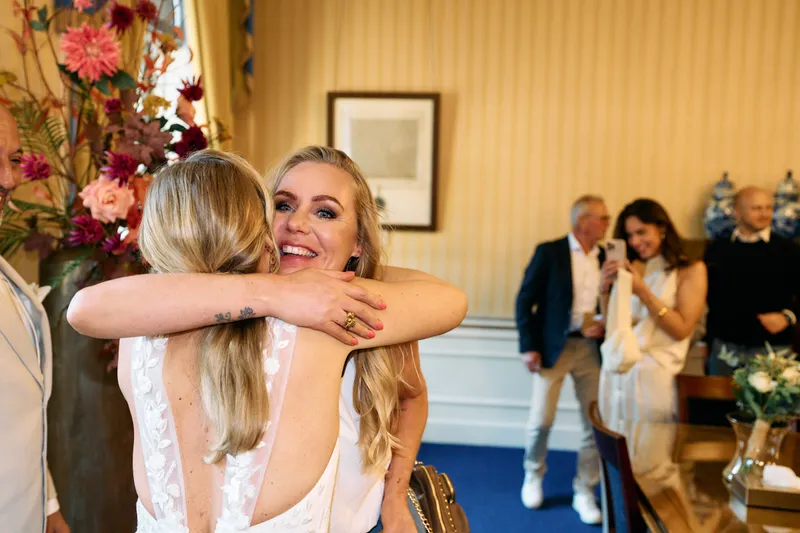 Danitsja omhelst een gast bij de felicitaties