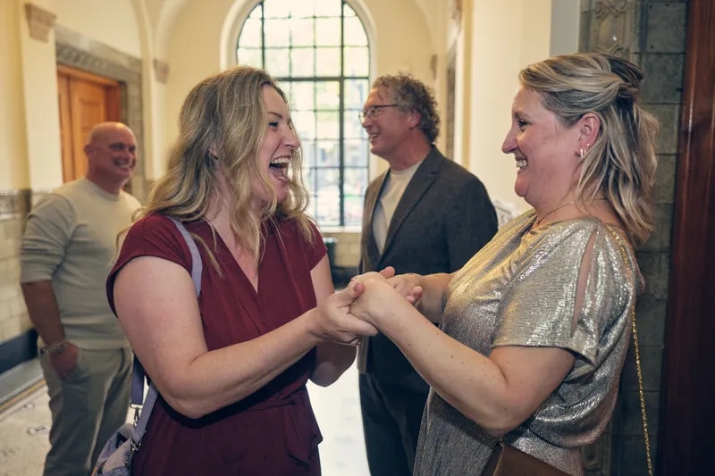 Jiska lacht met twee vriendinnen