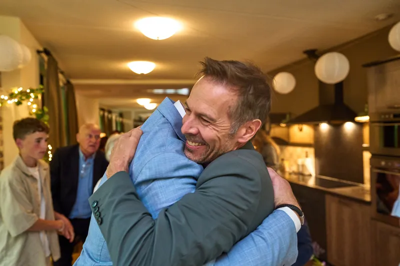 Jan krijgt een stevige knuffel van een vriend