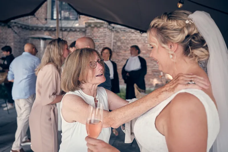 Elles wordt gefeliciteerd onder de tent