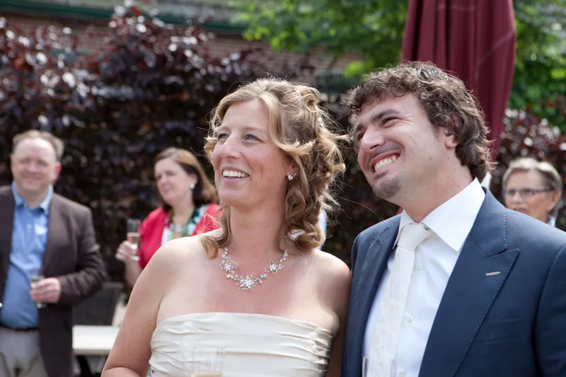 Patricia en Arno lachen tussen de gasten