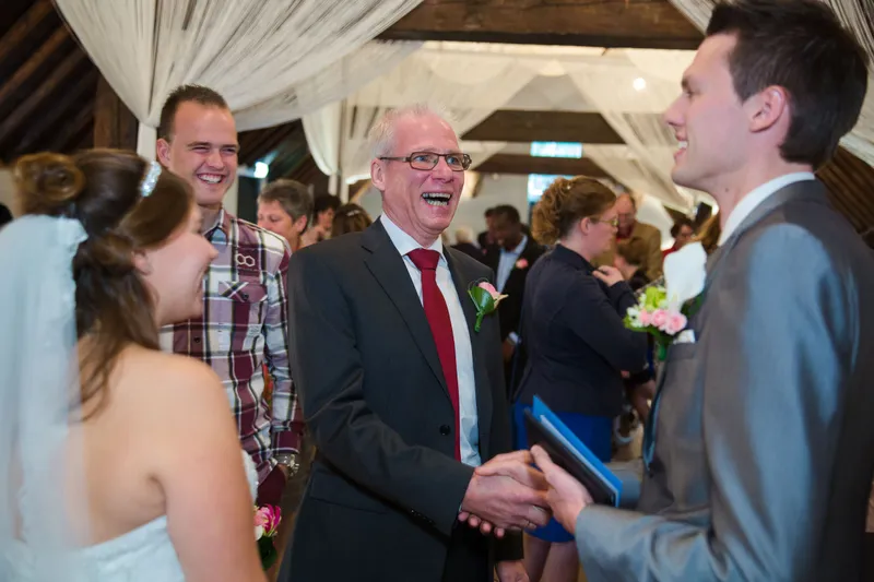 Mark krijgt een hand van een gast