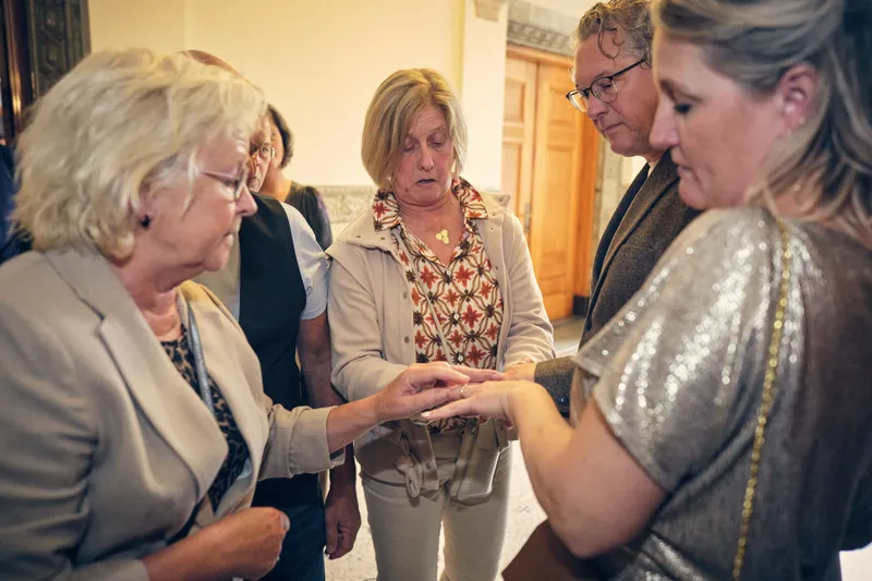 Gasten bekijken de ring van Jiska