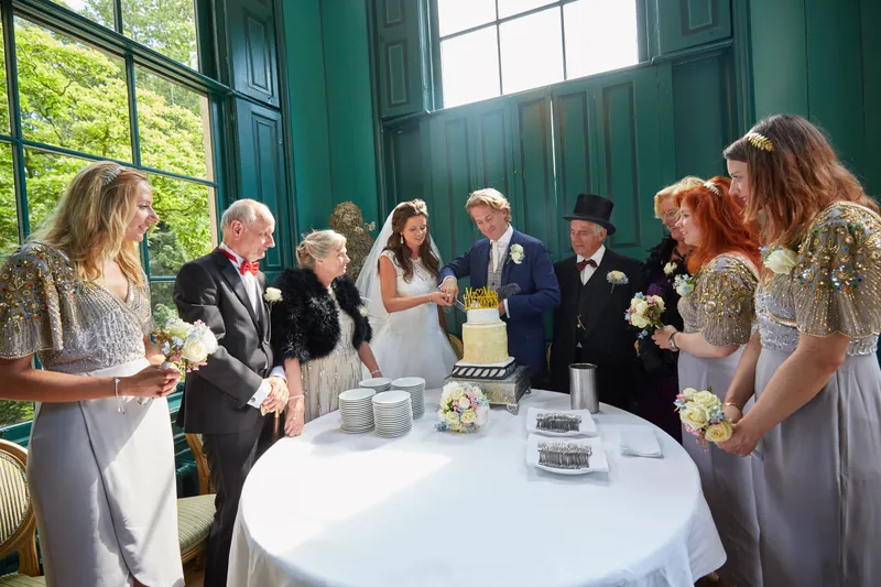 De taart wordt aangesneden in de salon
