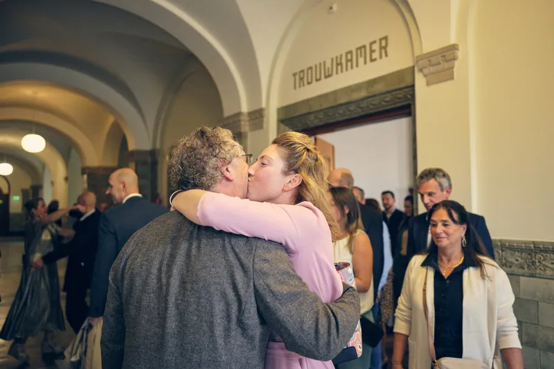Gerrit krijgt een kus van een gast onder de bogen