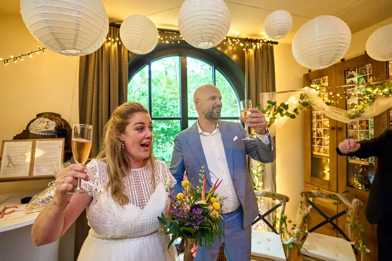Annemarie en Jan proosten met hun glas