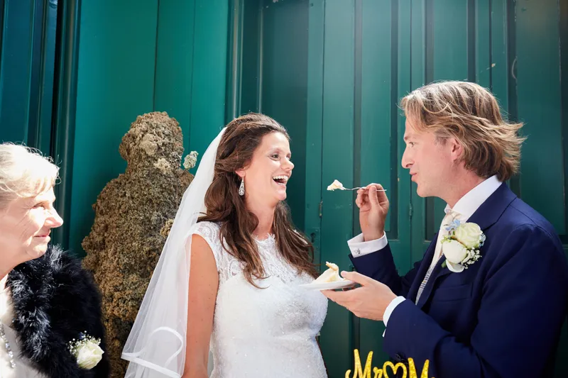 Rinkje voert Wouter een stukje taart