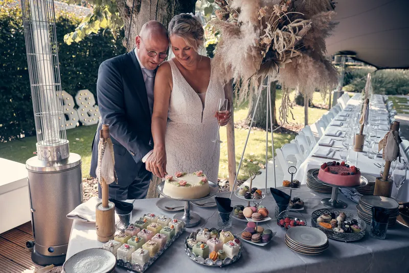 Elles en Bram bij het buffet onder de bomen