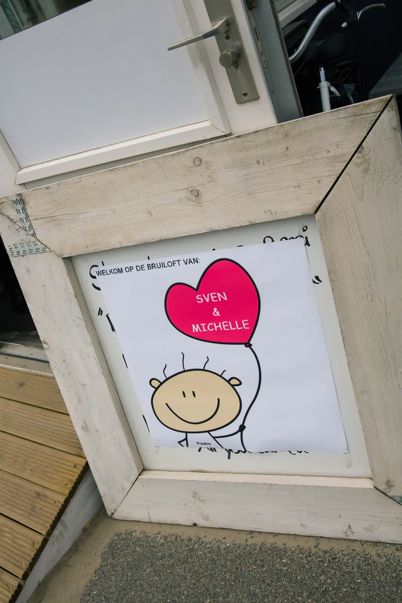 Een bord met de namen van Michelle en Sven bij de ingang van FF Tijd