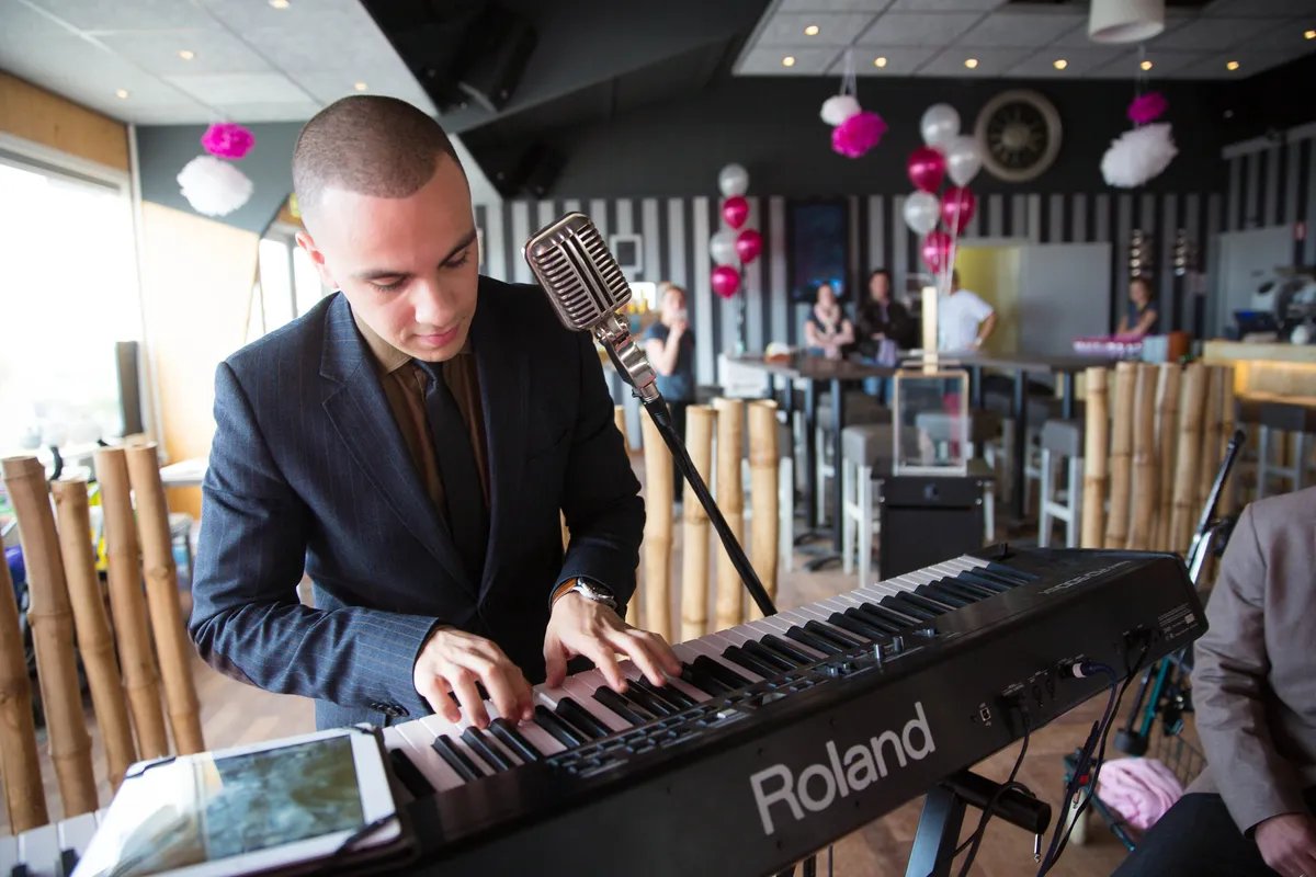 De pianist speelt en zingt tijdens de ceremonie