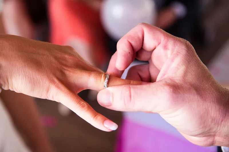 Sven schuift de ring om de vinger van Michelle