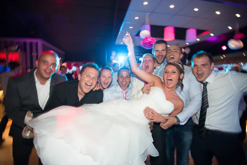 Vrienden tillen Michelle op tijdens het feest