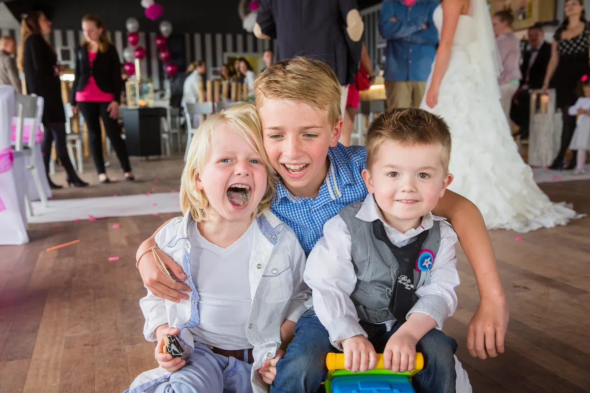 Kinderen lachen naar de camera op de dansvloer