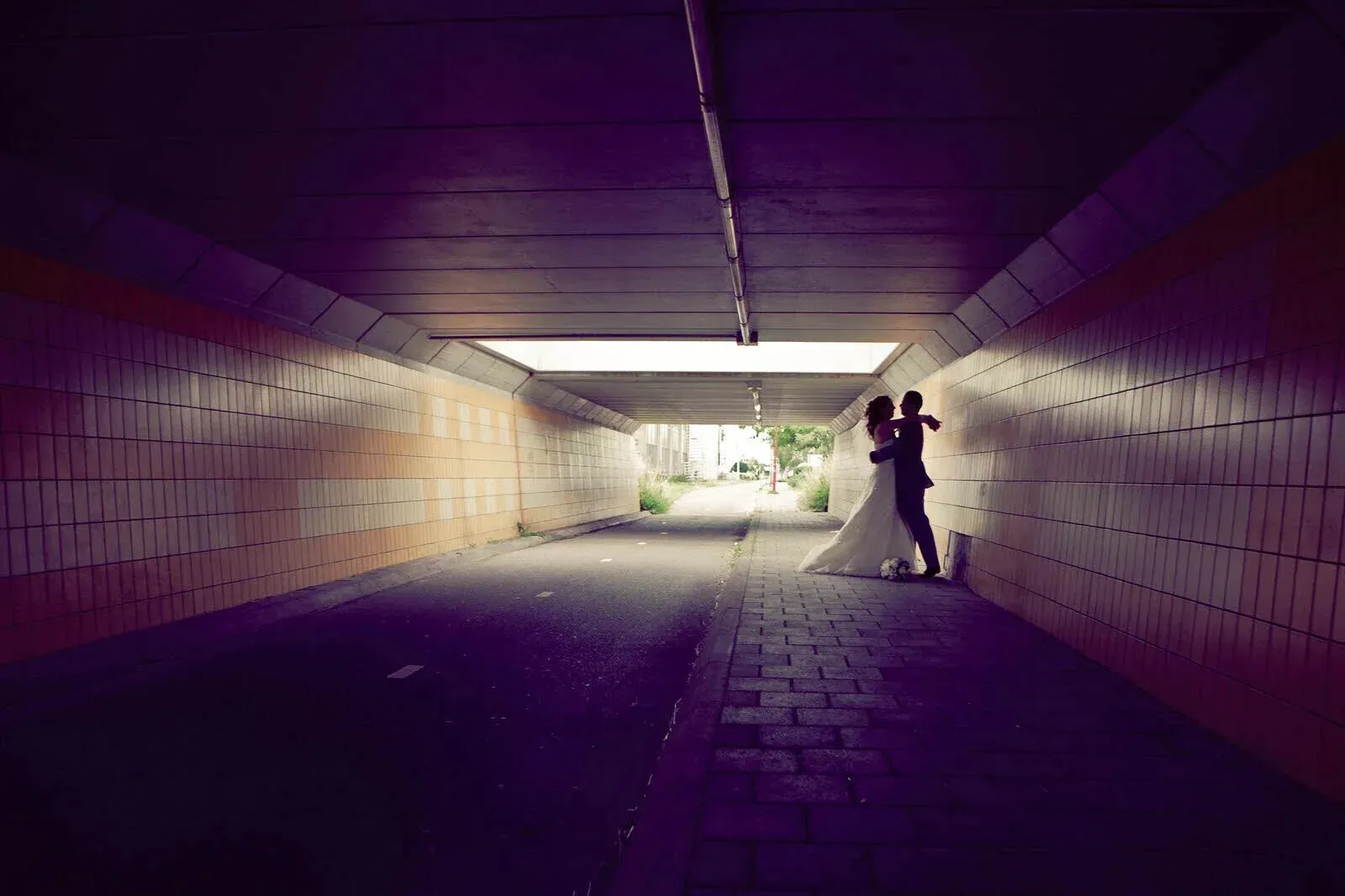 Bruidspaar in de graffititunnel onder de Afrikaweg in Zoetermeer