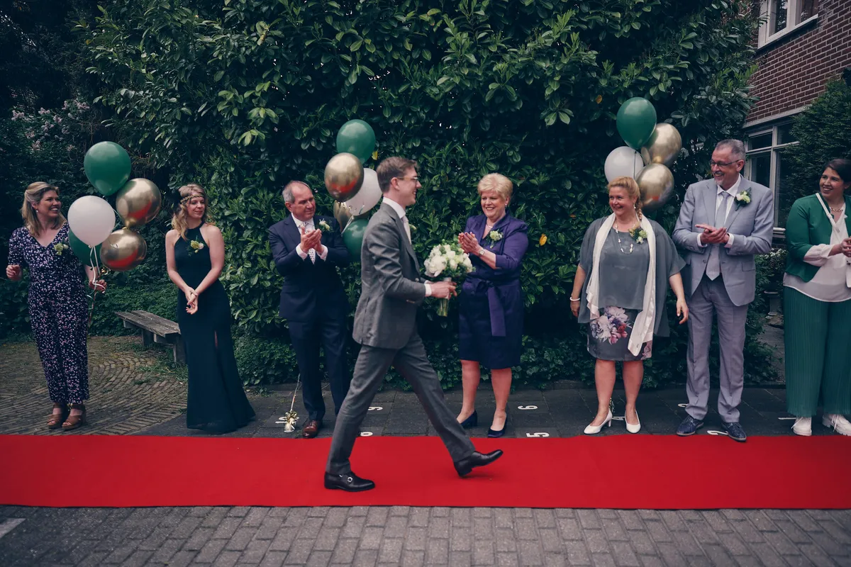 Gasten juichen langs de rode loper