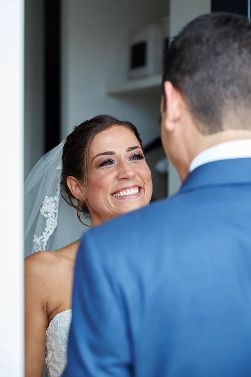 Sanne lacht als ze Patrick ziet bij de first look