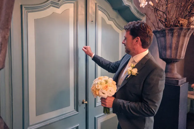 Fabian klopt met het boeket in zijn hand op de deur van de bibliotheek