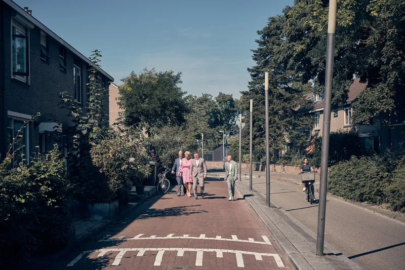 Jordy loopt door de straat naar het huis