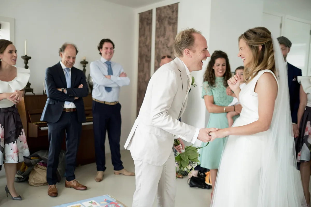 Jasper ziet Mary voor het eerst in de woonkamer, met hun familie erbij