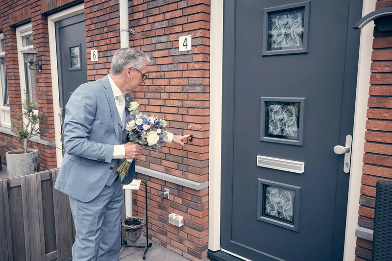 Herre met het boeket voor de voordeur