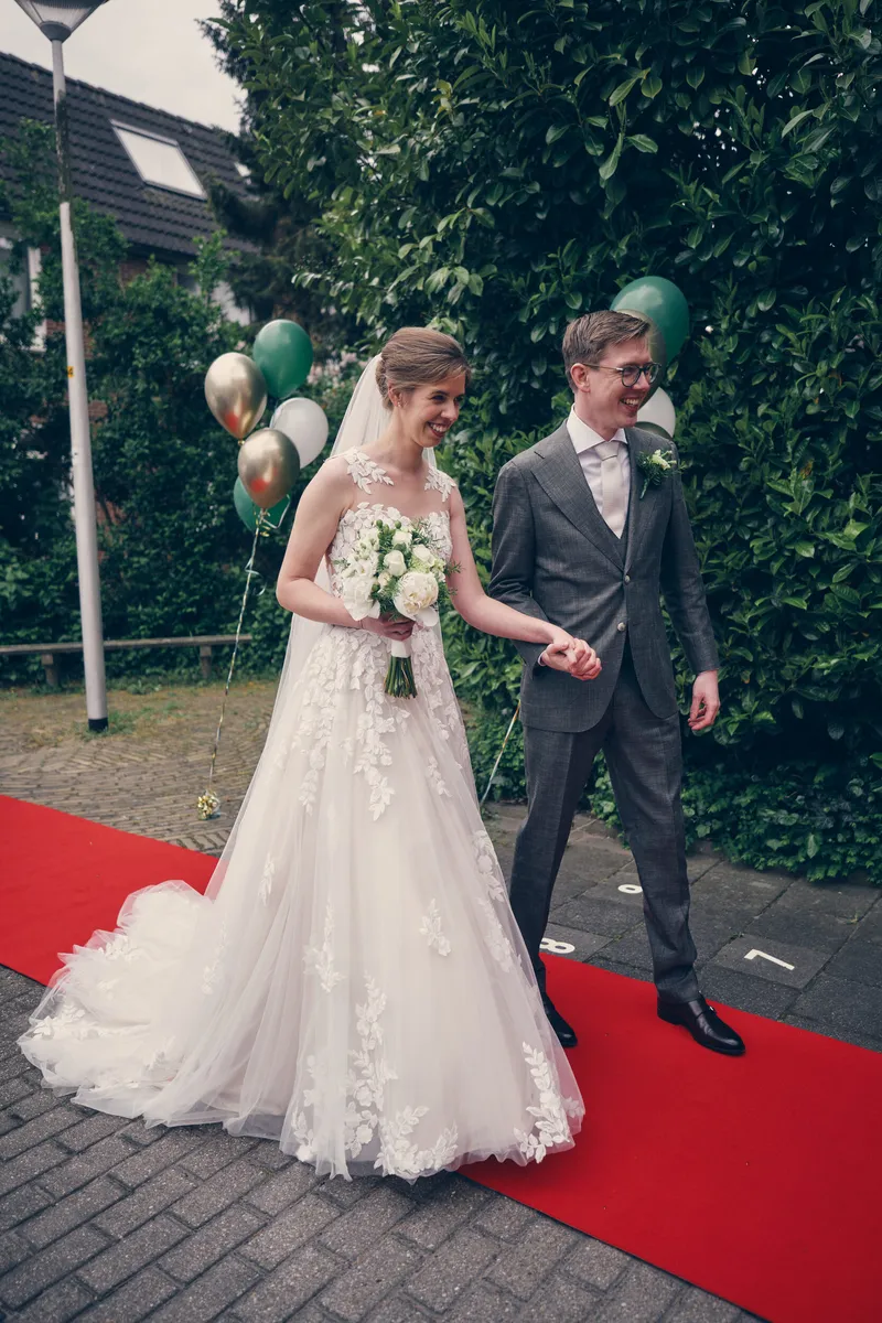 Yvo en Marjolijn lopen over de rode loper