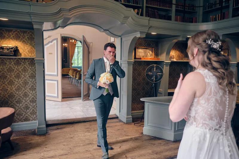 Fabian loopt de bibliotheek in, Renée staat met haar rug naar hem toe