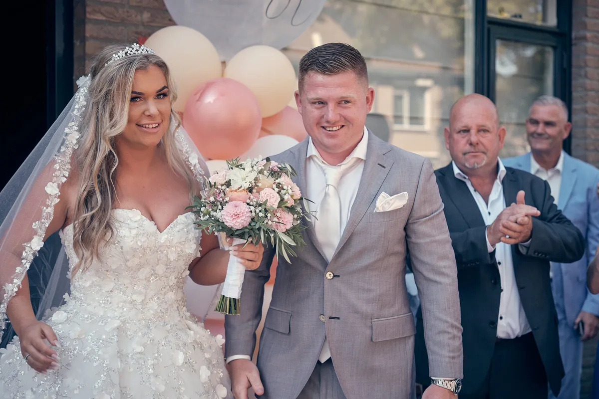 Jordy en Jacky samen bij de roze ballonnen