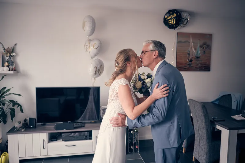Ingeborg geeft Herre een kus in de woonkamer
