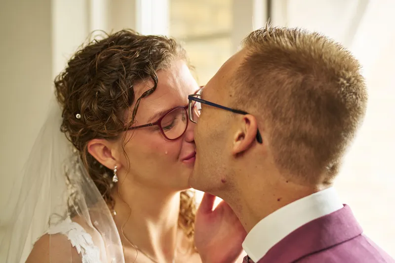 Emmely en Tom geven elkaar een kus na de first look
