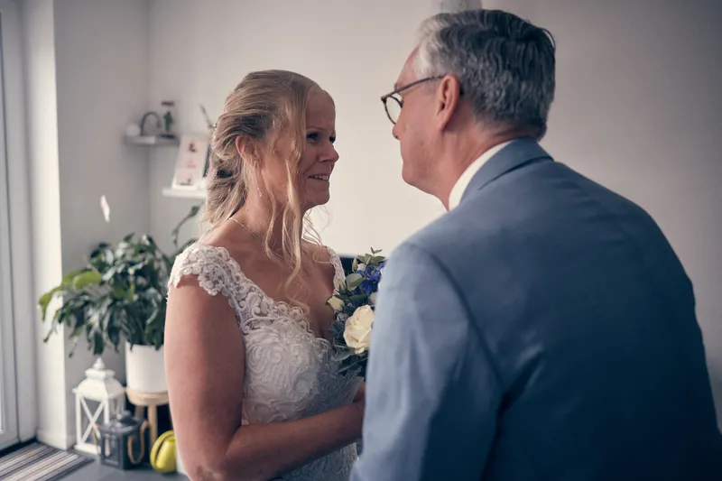 Ingeborg en Herre kijken elkaar aan na de first look