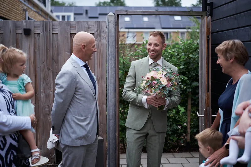 Jeffrey ziet Liëla de tuin in lopen