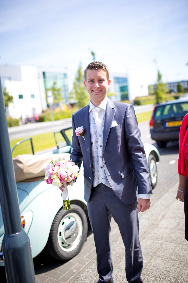 Vincent wacht met het boeket naast de witte Kever